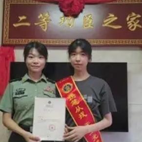 福建icon这户人家太牛了！
姐姐廖佳慧七年前考进国防科大icon，大三时脚踝韧