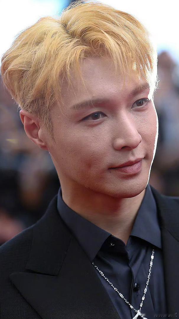 张艺兴的皮肤状态 在30+男明星里来说 真的算好的了 ​​​