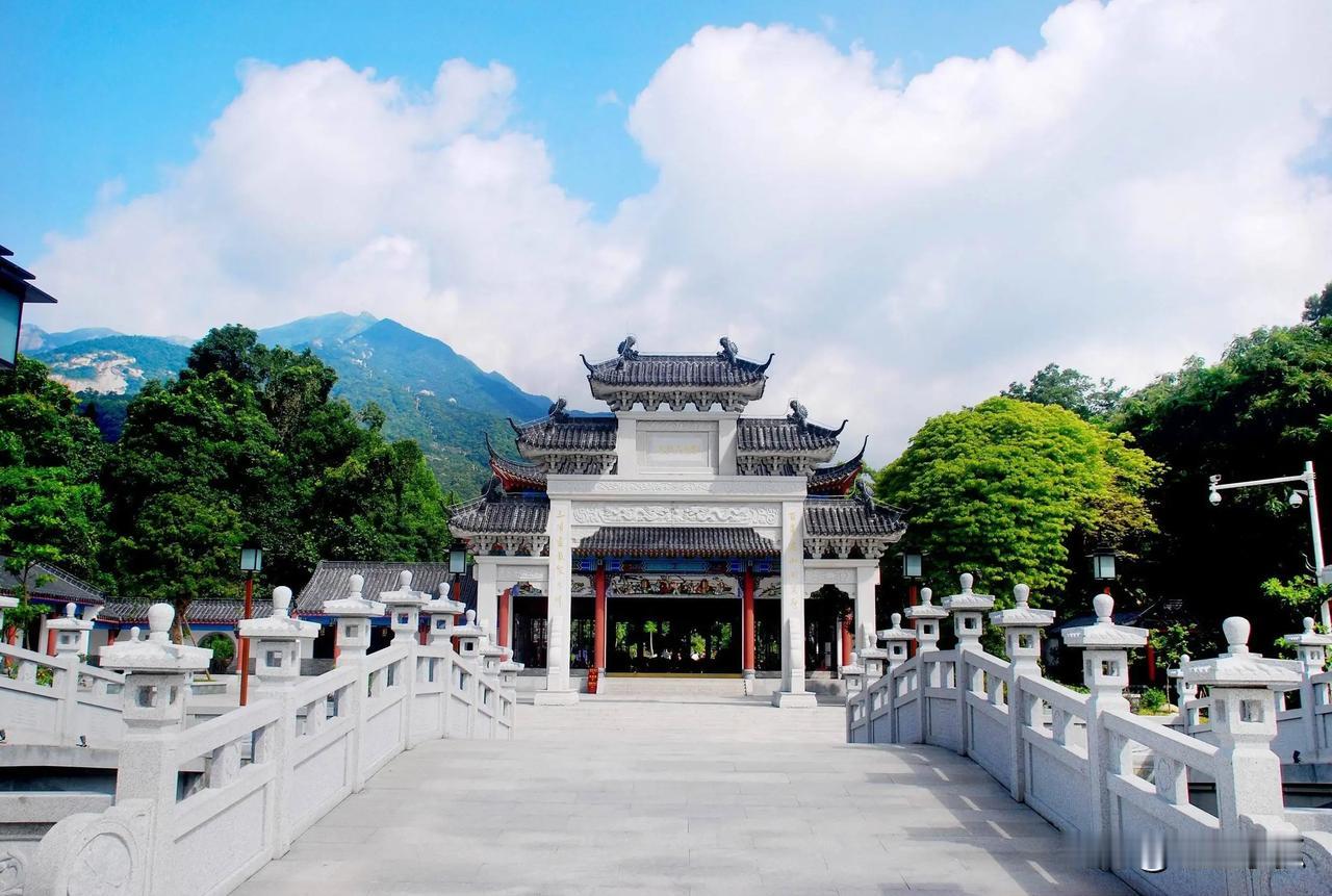 题岭南第一山
罗浮四季若春朝，百草盘山别样娇
宾客身临迷恋处，瑶池何似在东樵。

