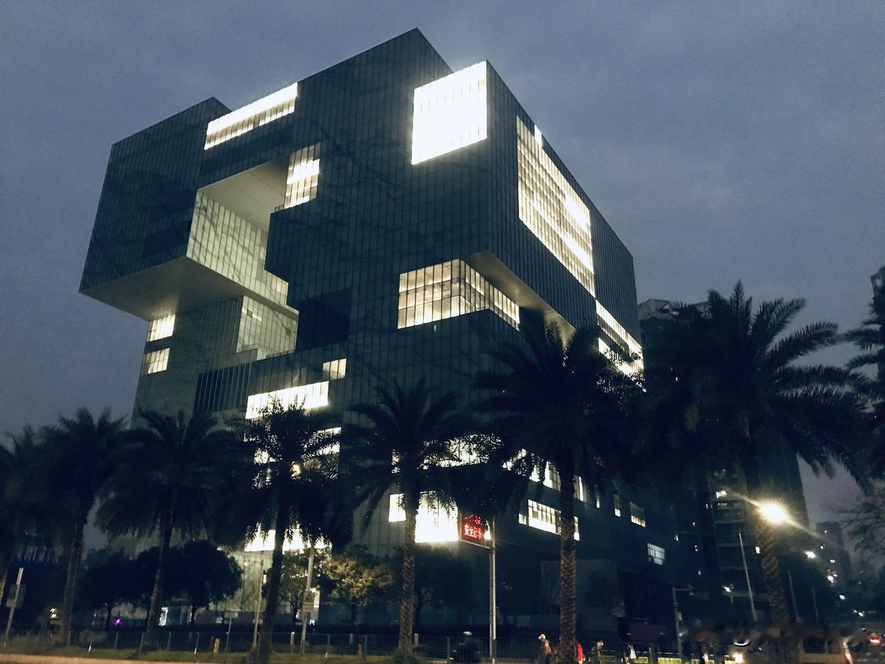 消晨，突然看到宝安崭新的文化艺术中心的灯亮了，以前左拐右拐的建筑物，瞬间显得通透