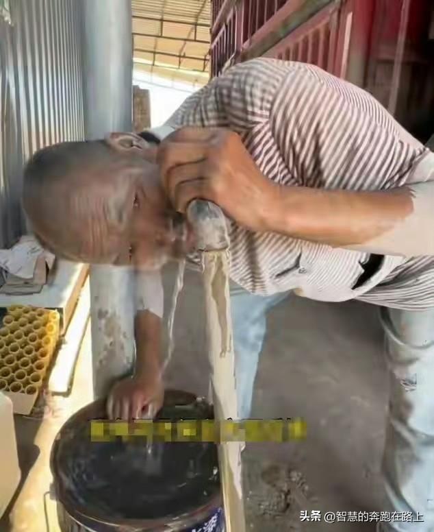 别的不说，这老板真蛇蝎心肠，二十年的工资要付多少？竟然说死了就埋了，堪比旧社会地
