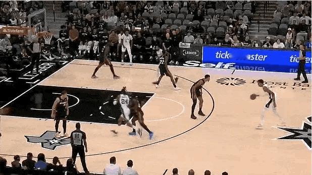 文班亚马也太欺负人了！在今日马刺主场对阵热火的比赛第一节中，文班亚马面框单打韦尔