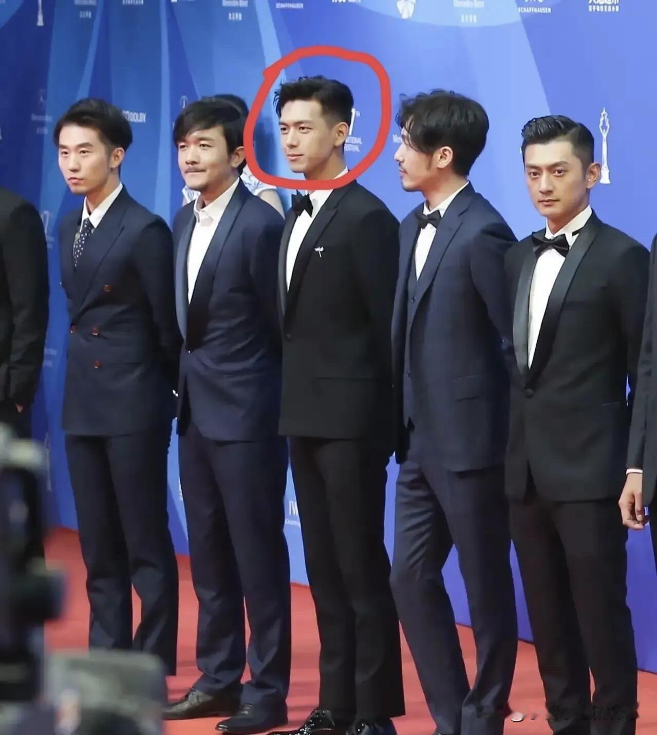 这么多男明星里，最帅气的还得是李现，他的五官立体，眼神深邃而有力，流露出成熟的自