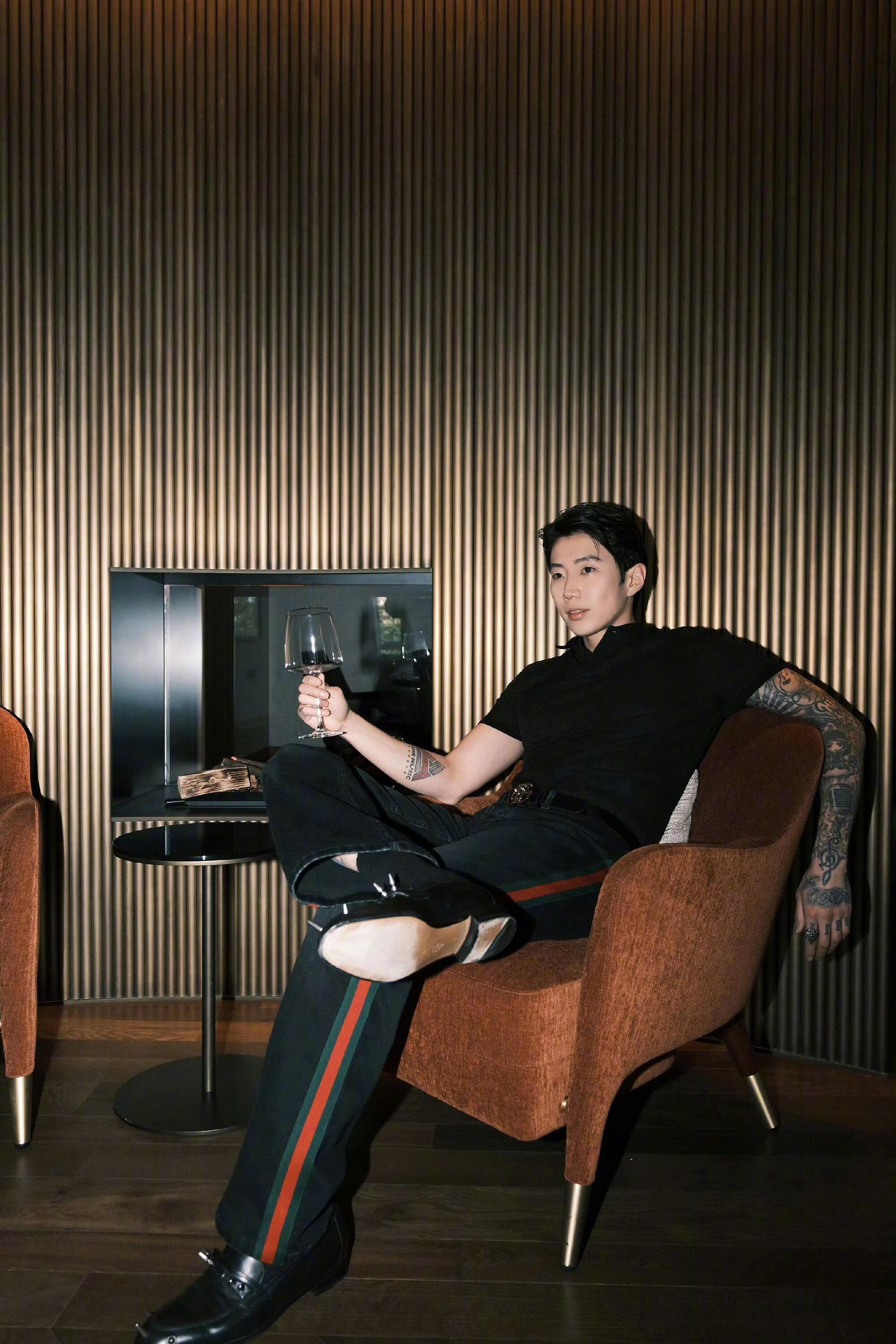 朴宰范这么早就有微博了 谁能想到朴宰范的微博“工龄”这么长！2012年的第一条微