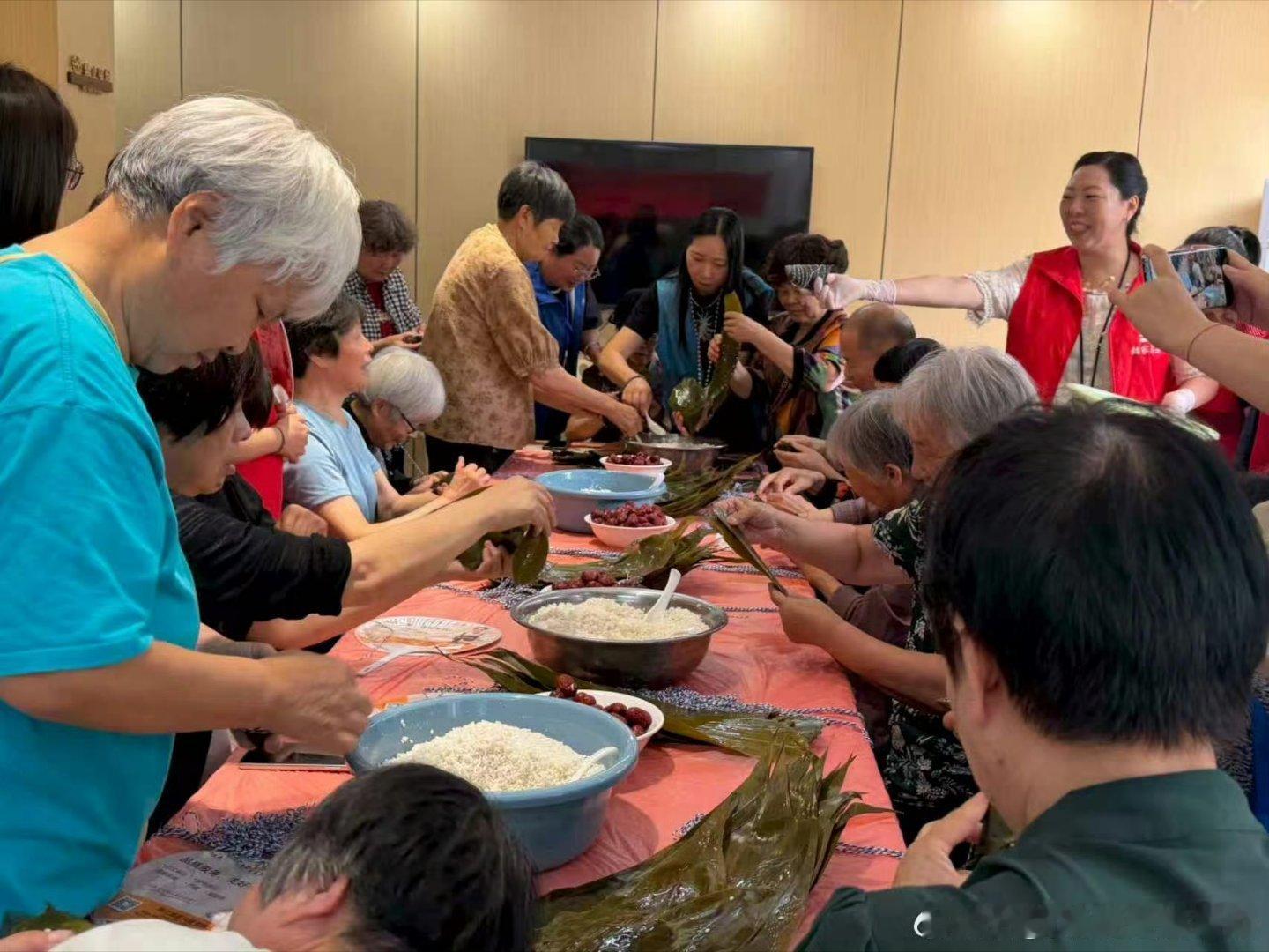 台州路桥粽叶飘香里藏着邻里最暖烟火气 活动刚结束，社区志愿者们便带上居民亲手包制