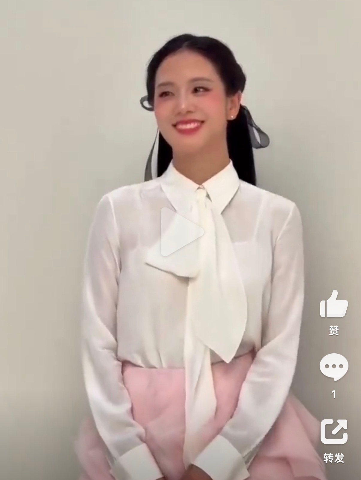 据悉金智秀将在Dior大秀上伪装成酒保，并趁机偷走张元英女士和迪丽热巴女士的包 