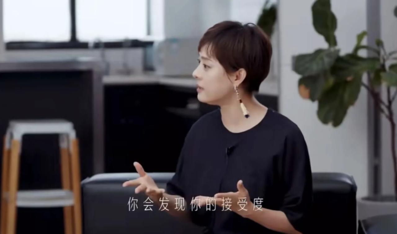 孙俪被问到有了孩子对自己的人生有什么样的变化呢，她说：“有了孩子之后，你会发现你