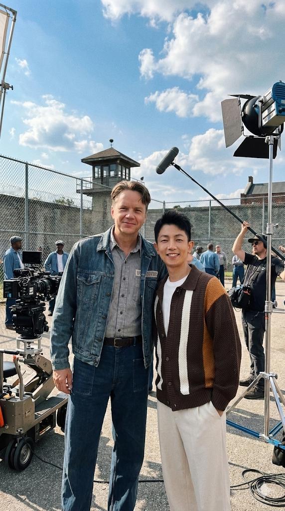 最近很流行这个AI探班片场的视频，都是先用 nano banana pro 生成