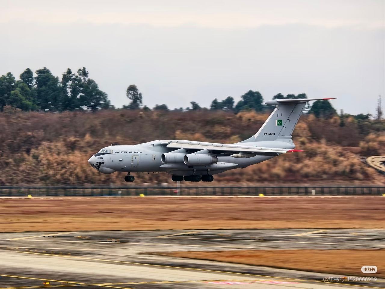 一架伊尔七八大型加油/运输机正在降落中，从飞机的表面油漆看上去，保养的状态非常好