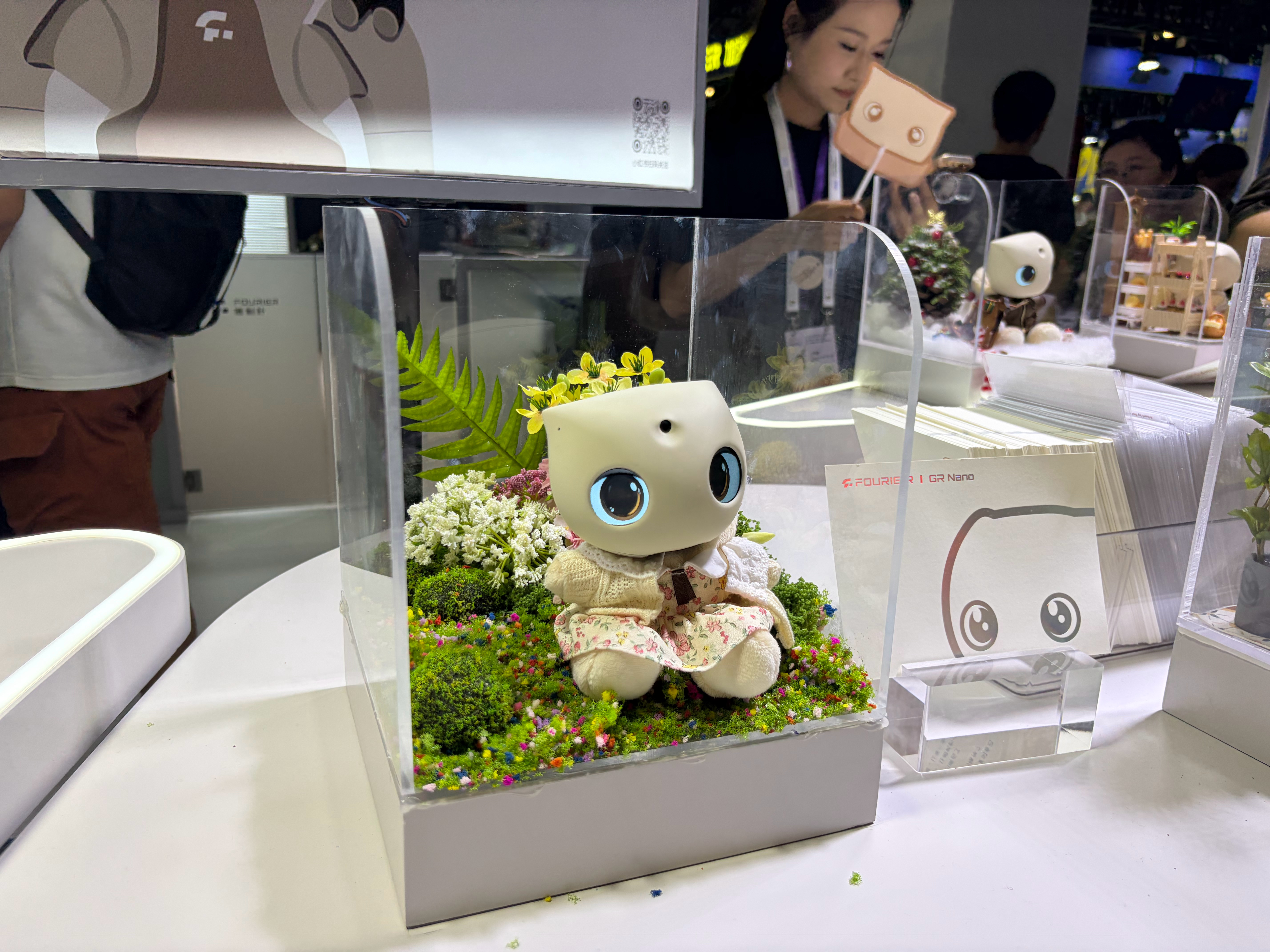 WAIC傅立叶展台的小机器人。摸上去还挺亲肤可爱的，完全偏向 C 端的产品，往二