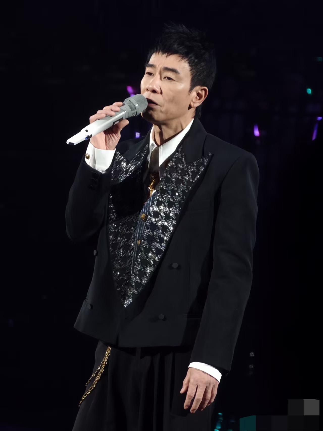 58岁的陈晓春在演唱会后台，差点站不稳

给我们中年男女提了个醒

你可以一辈子