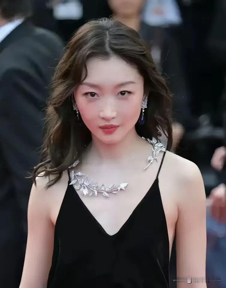 有的人，可能适合演戏，但可能真的不适合走红毯
如周冬雨[狗头]

演戏时，她自带