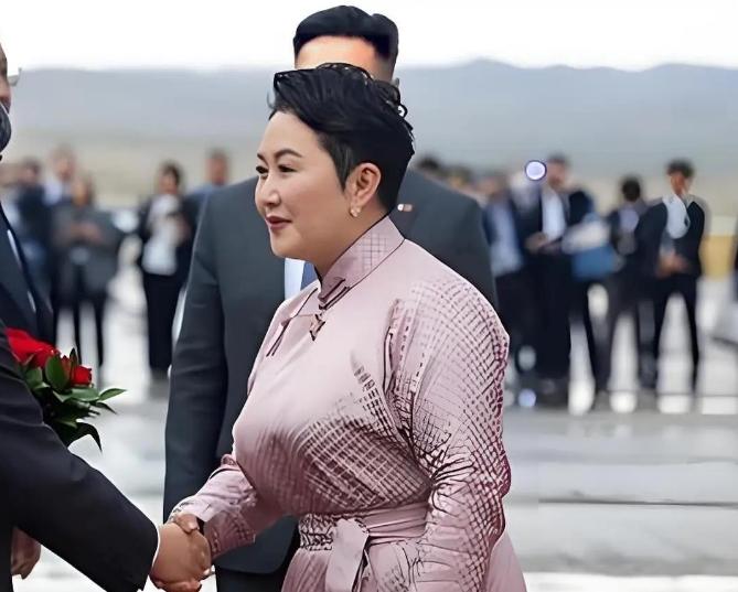 蒙古国这位女外长，凭实力圈粉无数，堪称政坛实力派标杆！巴特蒙赫·巴特策策格，19