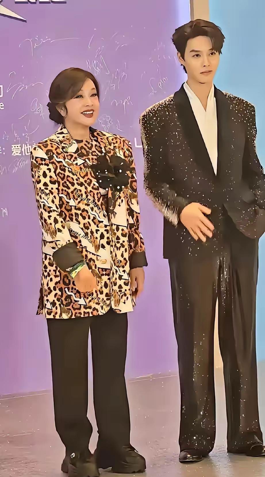 害。
还是那帮看客。
搬好了小板凳，就等着看一出“美人迟暮，晚景凄凉”的大戏呢。