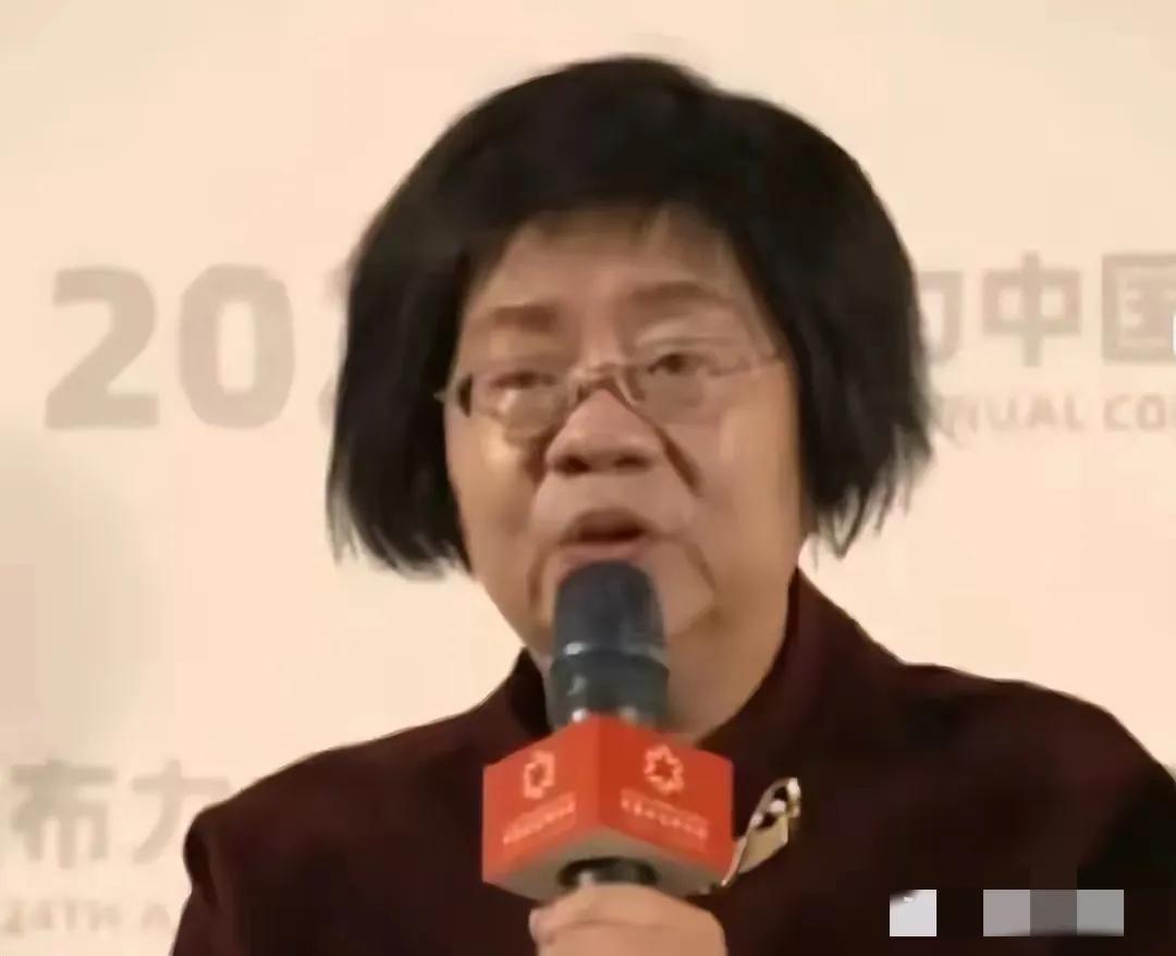 幸亏离婚了达成和解，不然你看俞渝都被折磨成什么样子了，老的就像一个家庭妇女。
这
