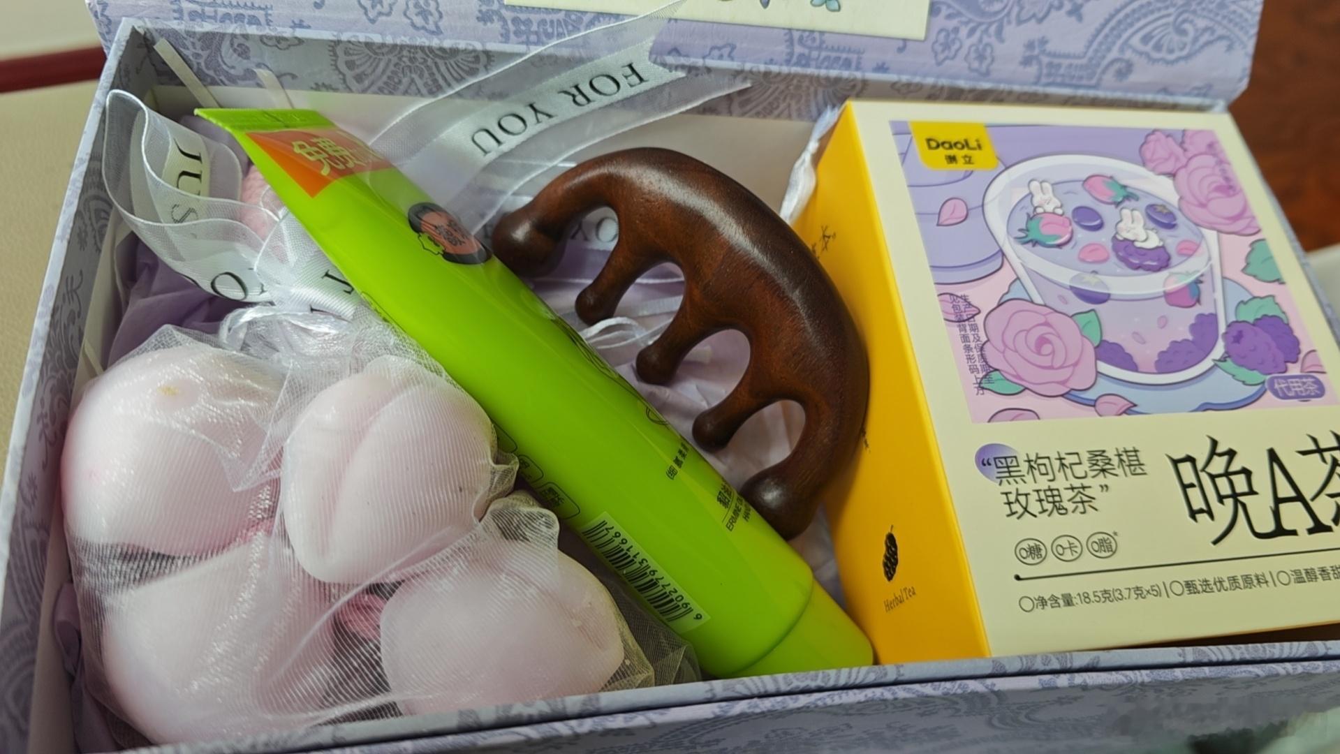 收到一份很用心的礼物，开森！晚安啦！ ​​​