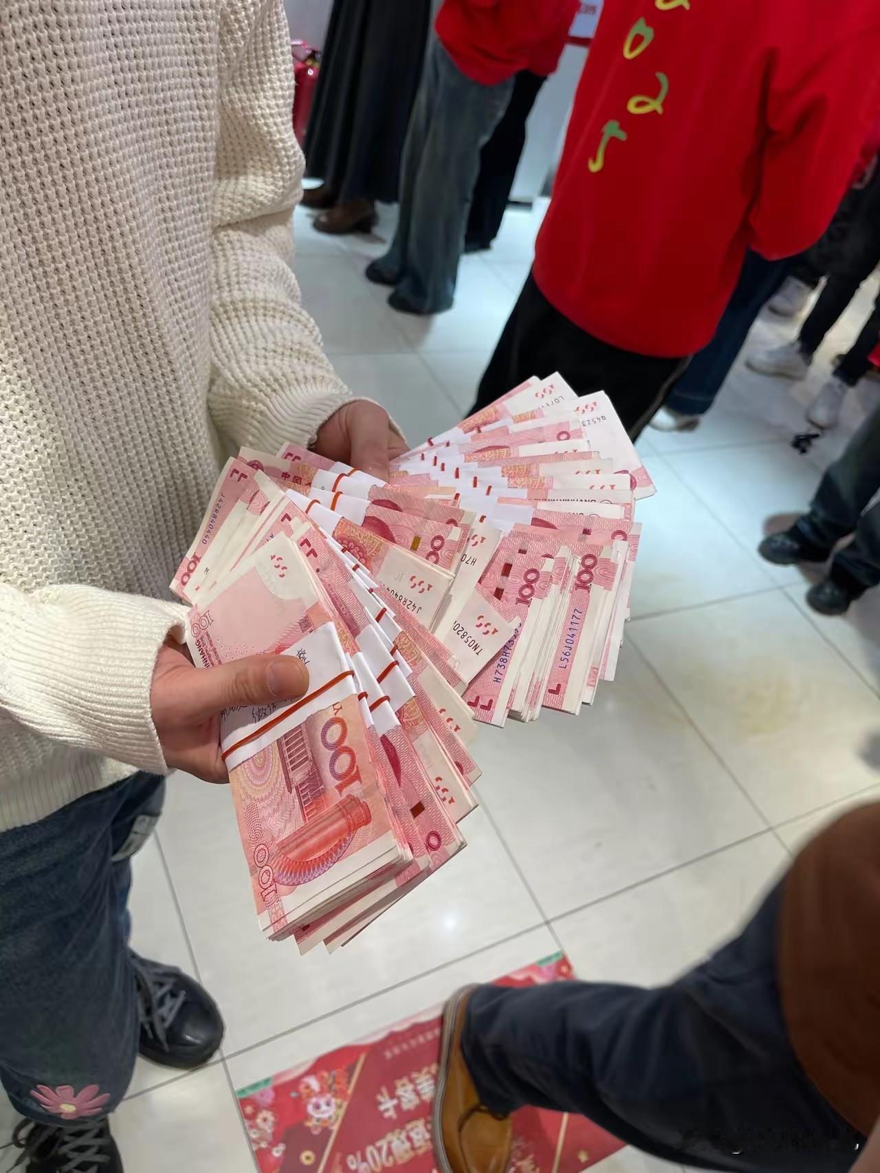 胖东来的见义勇为奖还是实在啊，
主动出手的最高就是五万，
就连协助的都是大几千，