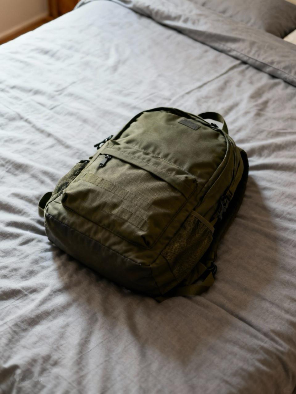 火箭军一等功营宿舍没有“豆腐块”，这背后藏着大讲究。发射二营的营床上，全是装有挎