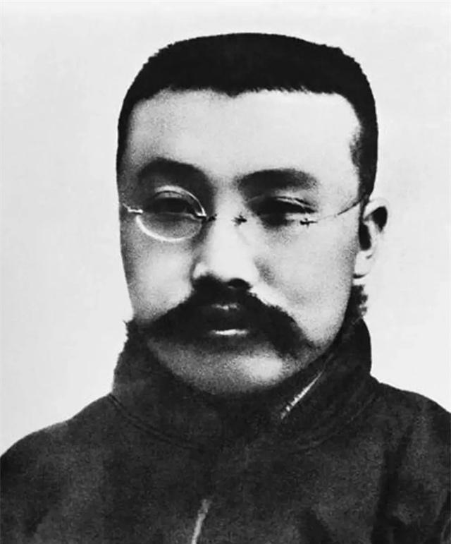 1927年4月28日，李大钊从容地走上了绞刑架。

北平京师看守所的铁门在身后缓