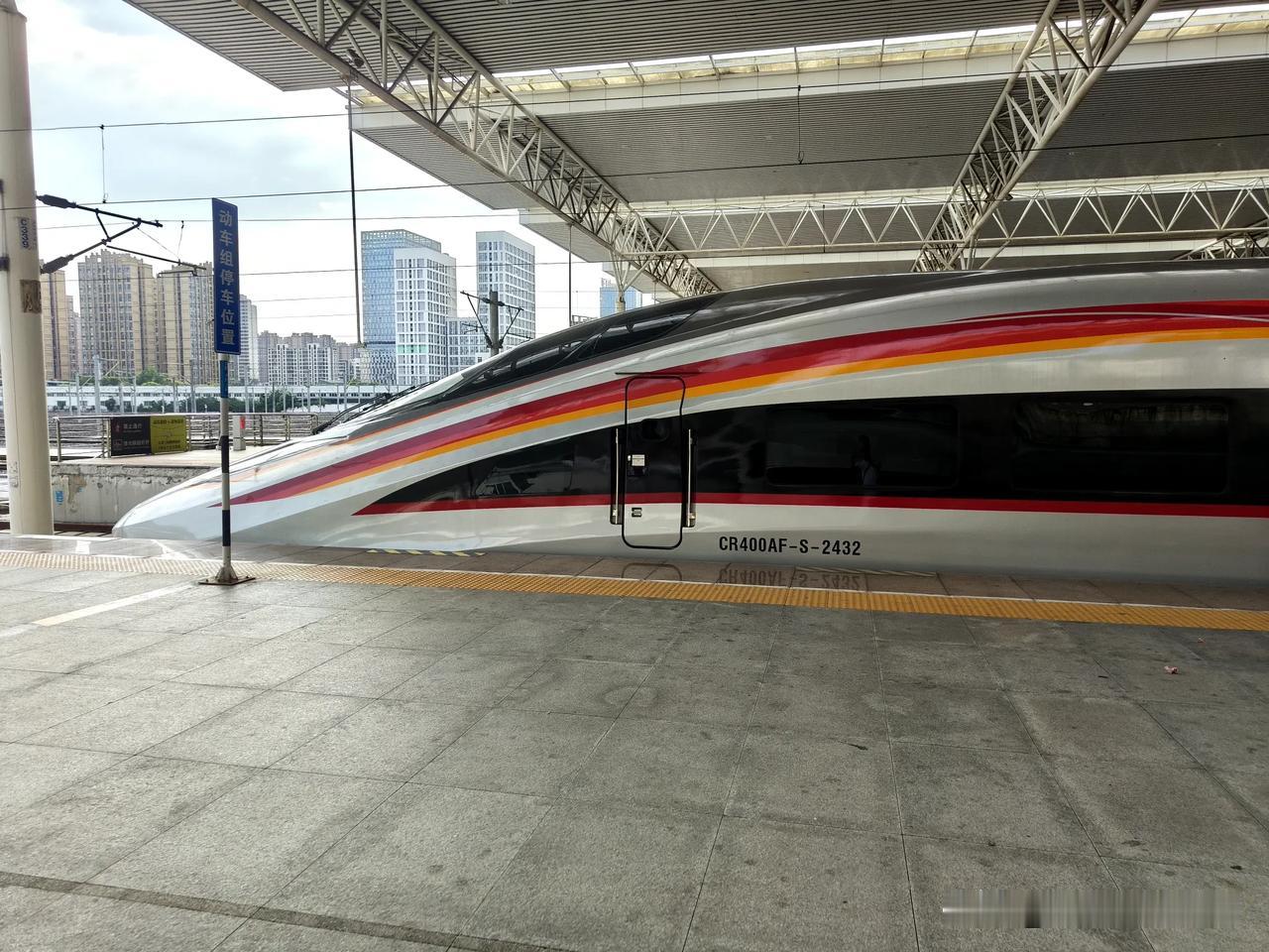 复兴号CR400AF-S型动车组交通强国铁路先行 复兴号智能动车组