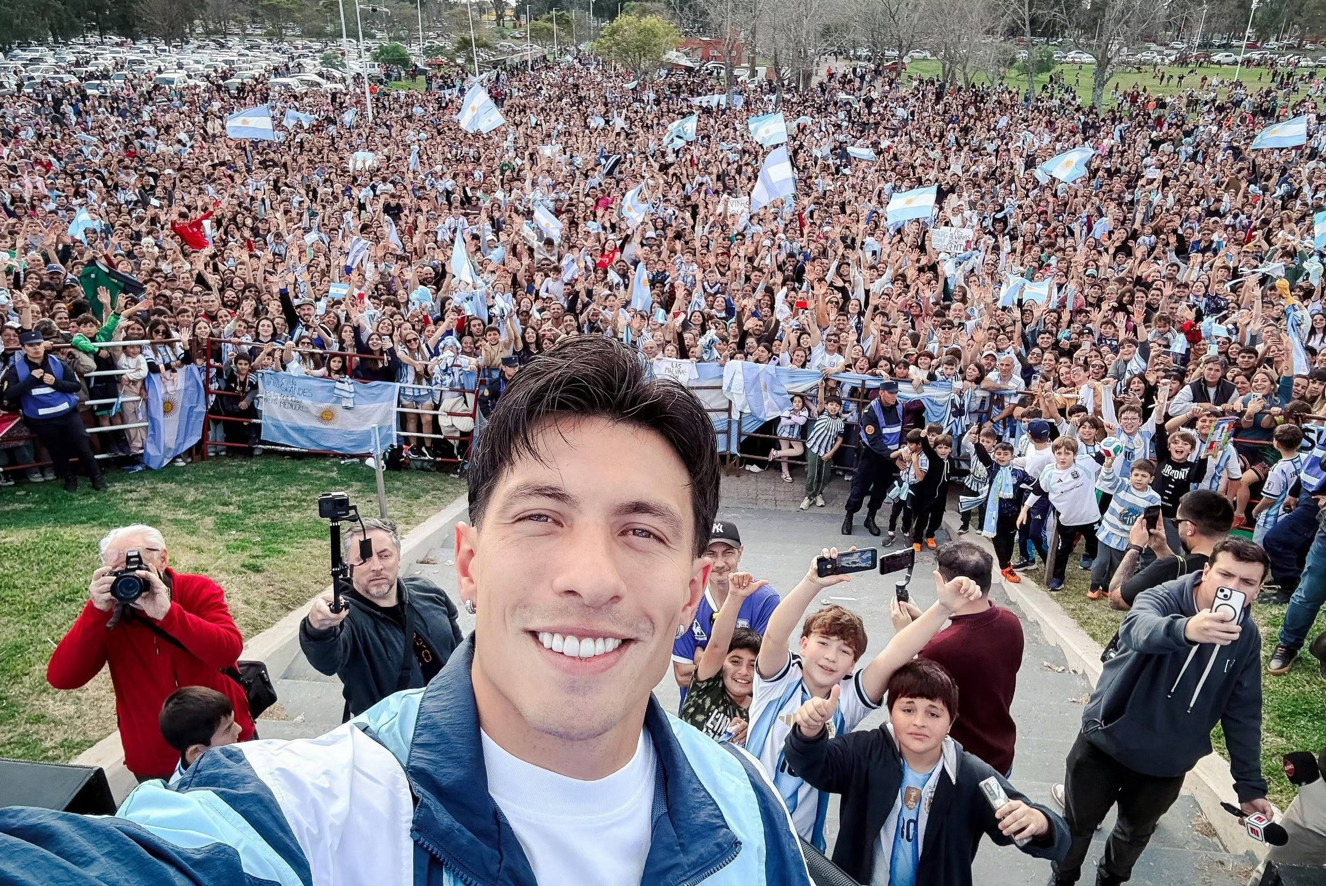 谁老公谁老公谁老公你们不觉得他现在和之前~有一种说不上来是什么的变化啊？阿根廷球