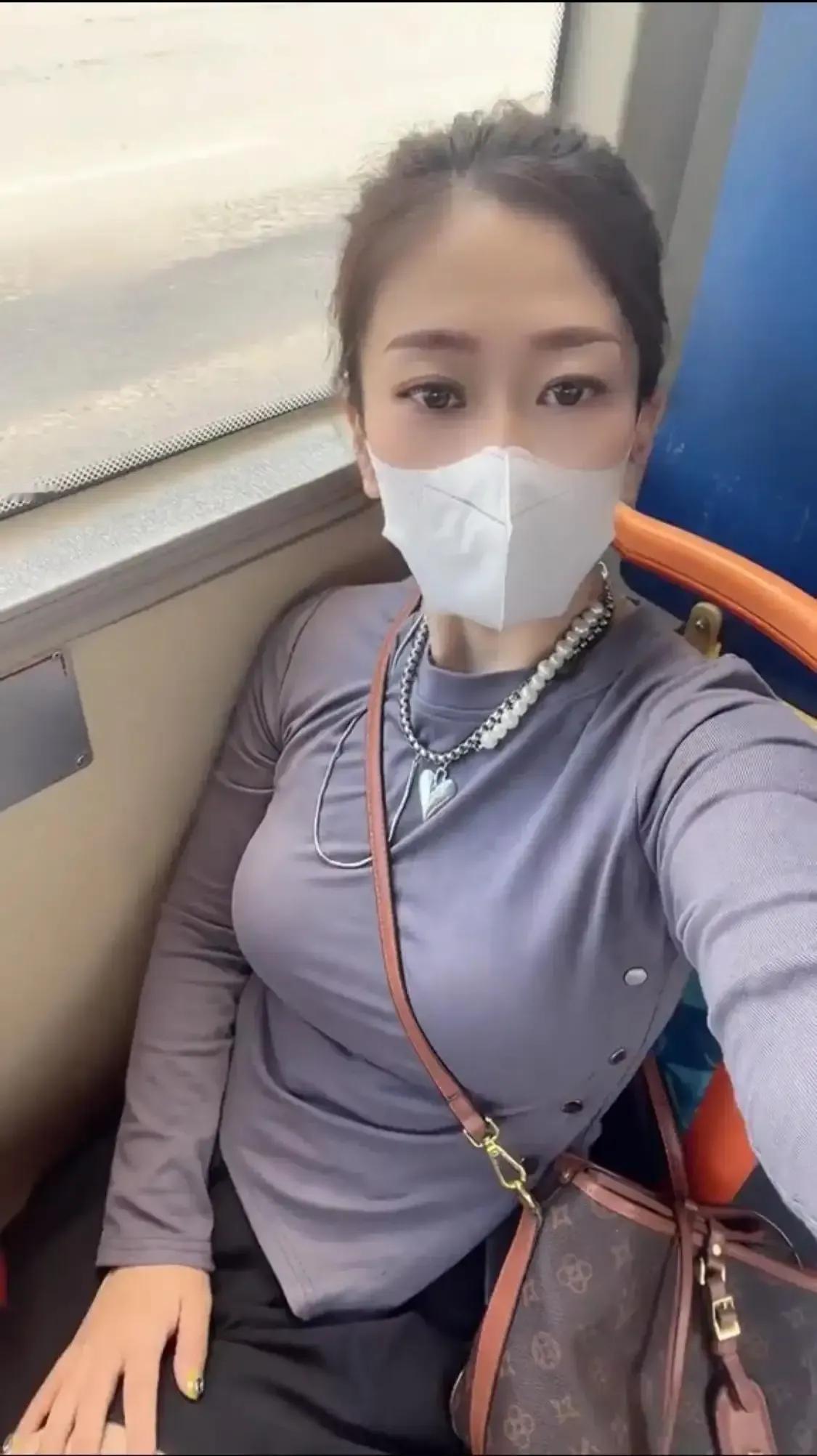 今天去看一下社保吧，交了三年，就是没啥意思，想来想去都觉得不合适。去社保大厅看看