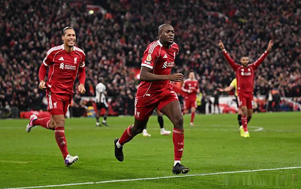 斯洛特经过战术微调，利物浦在本场比赛中展现出了更高效的攻防体系。纽卡斯尔失去葬礼