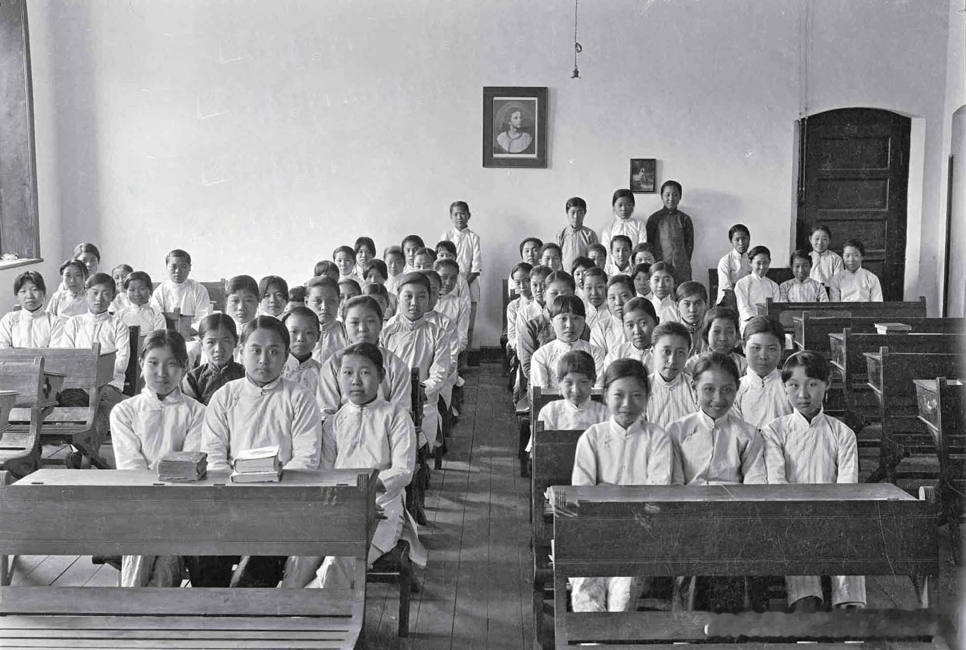 1917-1919年北京女子住宿学校中，学生正在课堂上接受教育历史影像