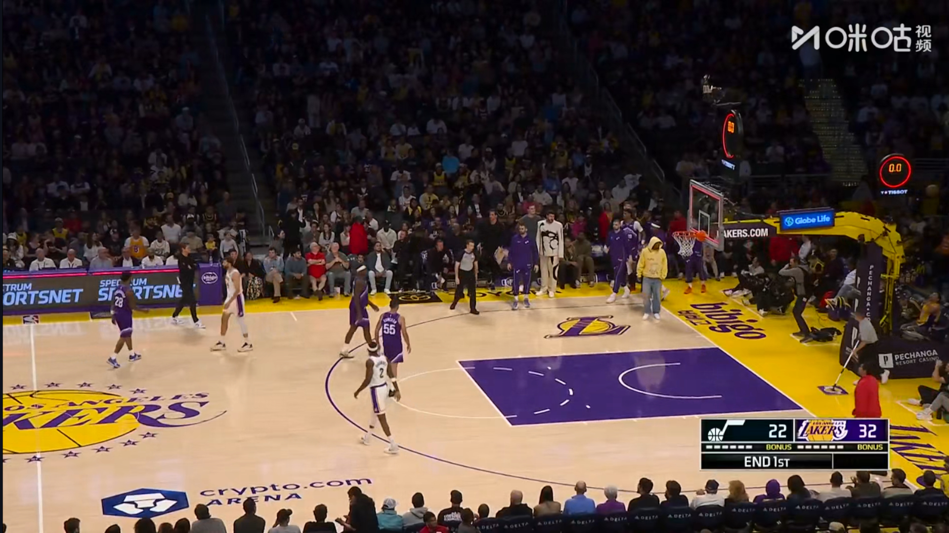 首节湖人32：22领先爵士十分，目前还是常规轮换。 詹姆斯10分2篮板4助攻，艾