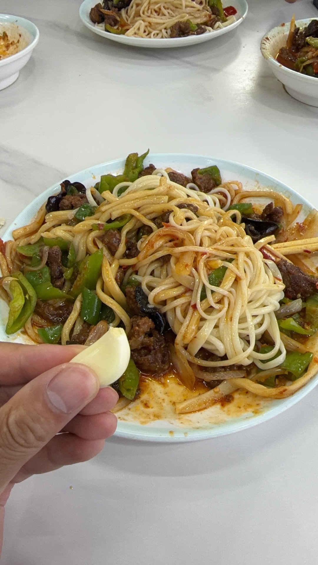 从无人区出来第一时间来吃碗过油肉拌面，在里面饿了两天，高温+大风狂吹，每次下车拍