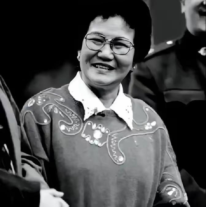 1964年，小叔子盛弘对赵丽蓉说：“嫂子，我哥走3年了，咱俩一起过吧！”赵丽蓉严