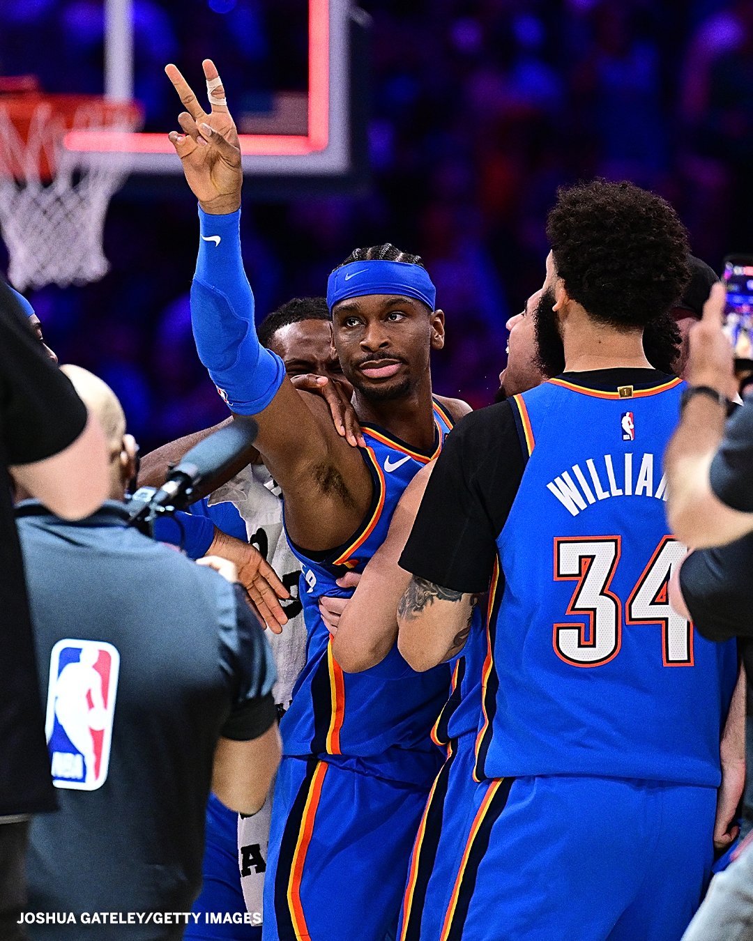 1977-1978赛季以来只有2018年的詹姆斯和今天的亚历山大在一场比赛中35