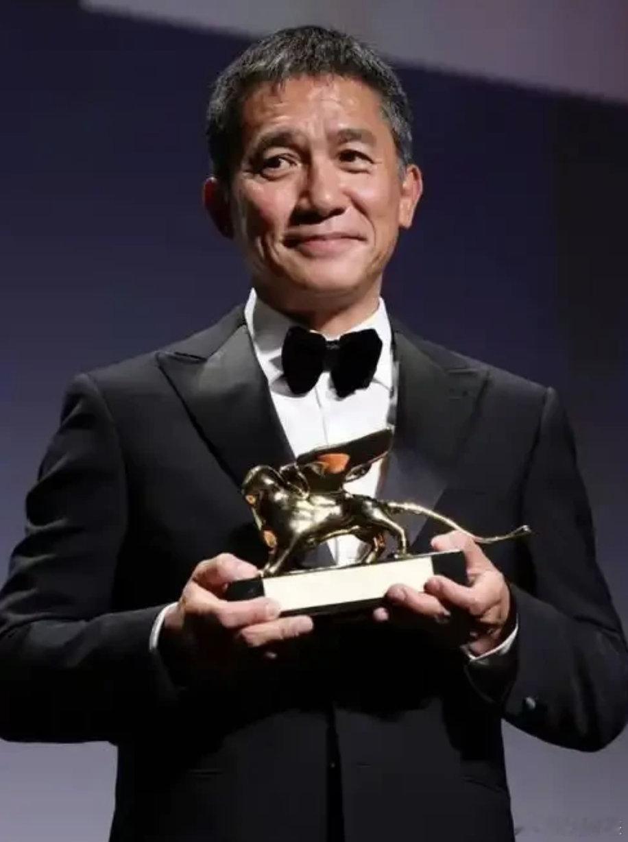 向太说梁朝伟是假社恐向太直言年轻人没资格社恐谁懂啊！梁朝伟的“社恐”是懒得应付无