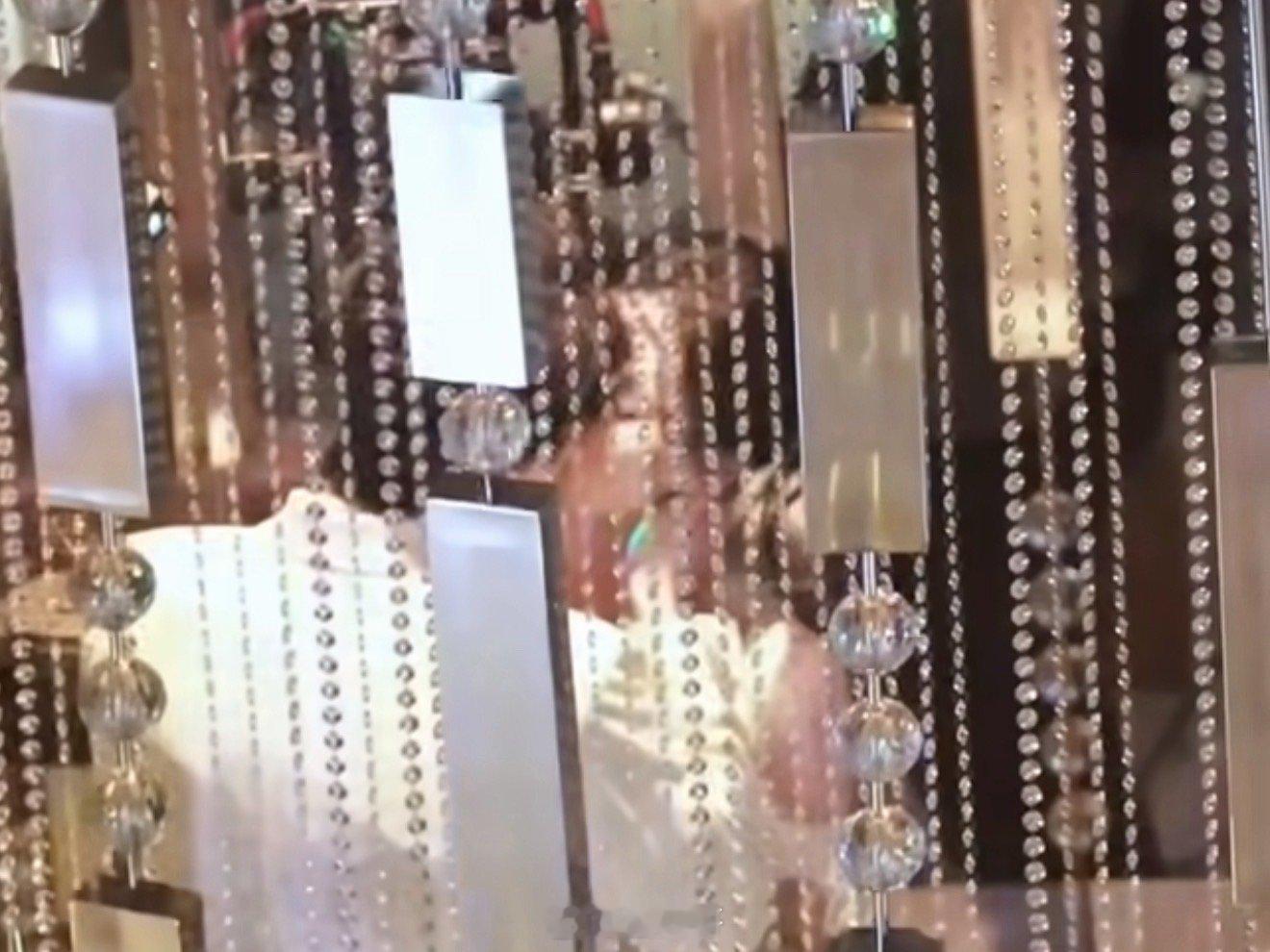 敖瑞鹏沈羽洁捧脸吻路透 哈哈哈哈哈谁看了不羡慕敖瑞鹏啊，《不二之臣》刚开拍。就已