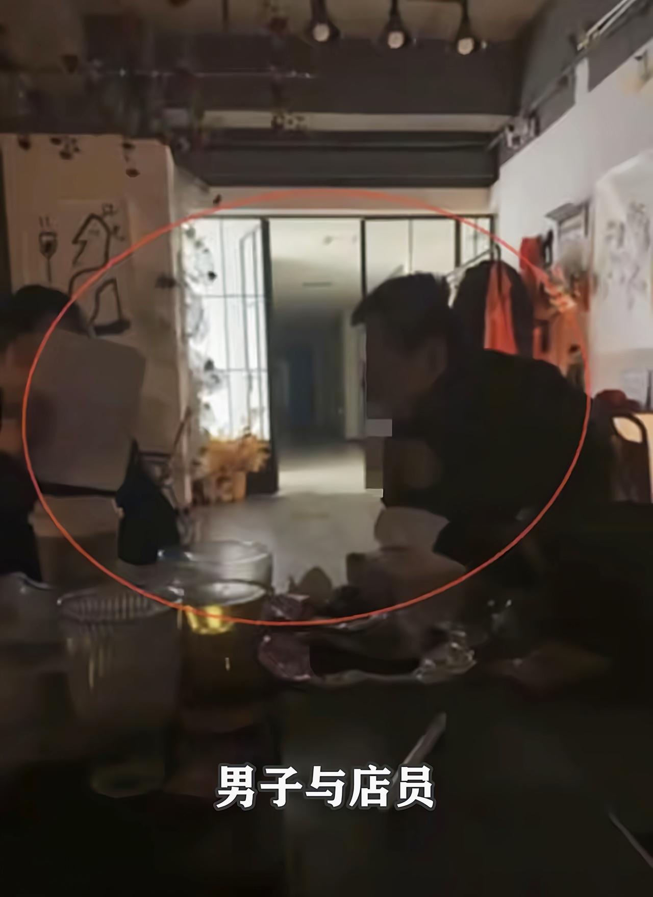 河南洛阳，男子晚上独自去小酒馆喝酒，就短短离开座位一小会儿，店里的女店员偷偷往他