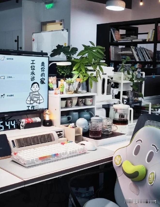 公司一员工上班时发生轻微车祸，部门主管第一时间联系员工关系同事，要报工伤。HR总