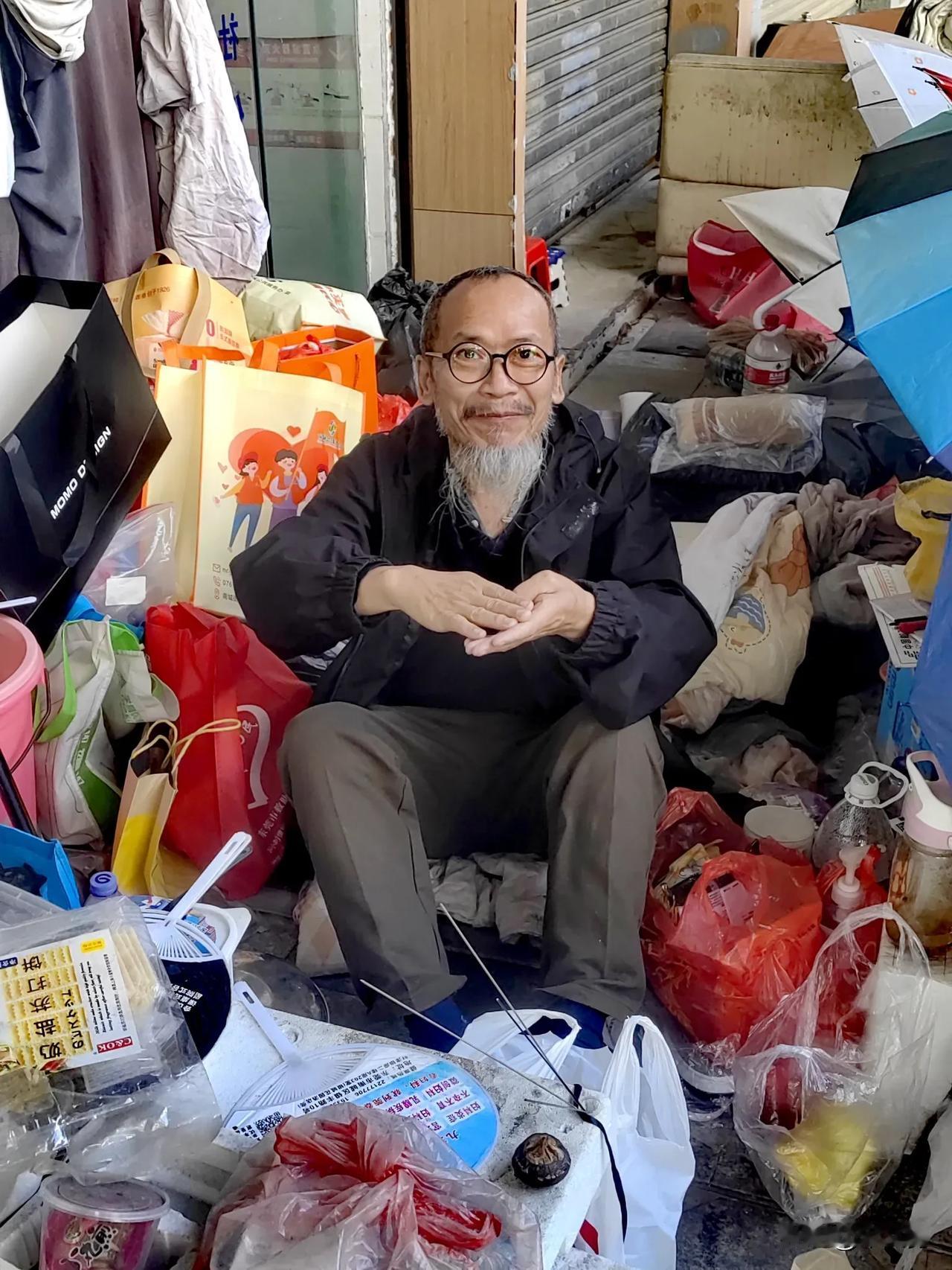 与拾荒者交流，征得本人同意拍两张照片，他在这里生活了三年了。