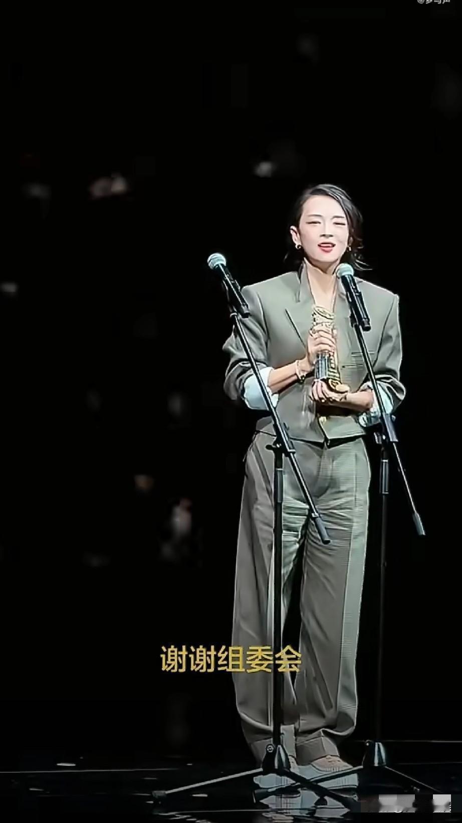 章子怡，翻车！

46岁章子怡一身西装亮相，本想飒爽一把，可不曾想，网友盯着她的