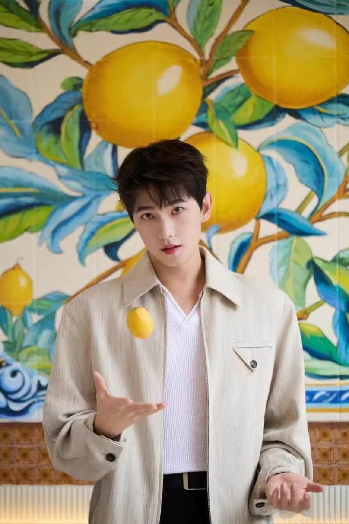 杨洋你...这么守男 德的嘛？哈哈哈哈哈哈

导演让赵小棠扯开杨洋的衣服本以为会