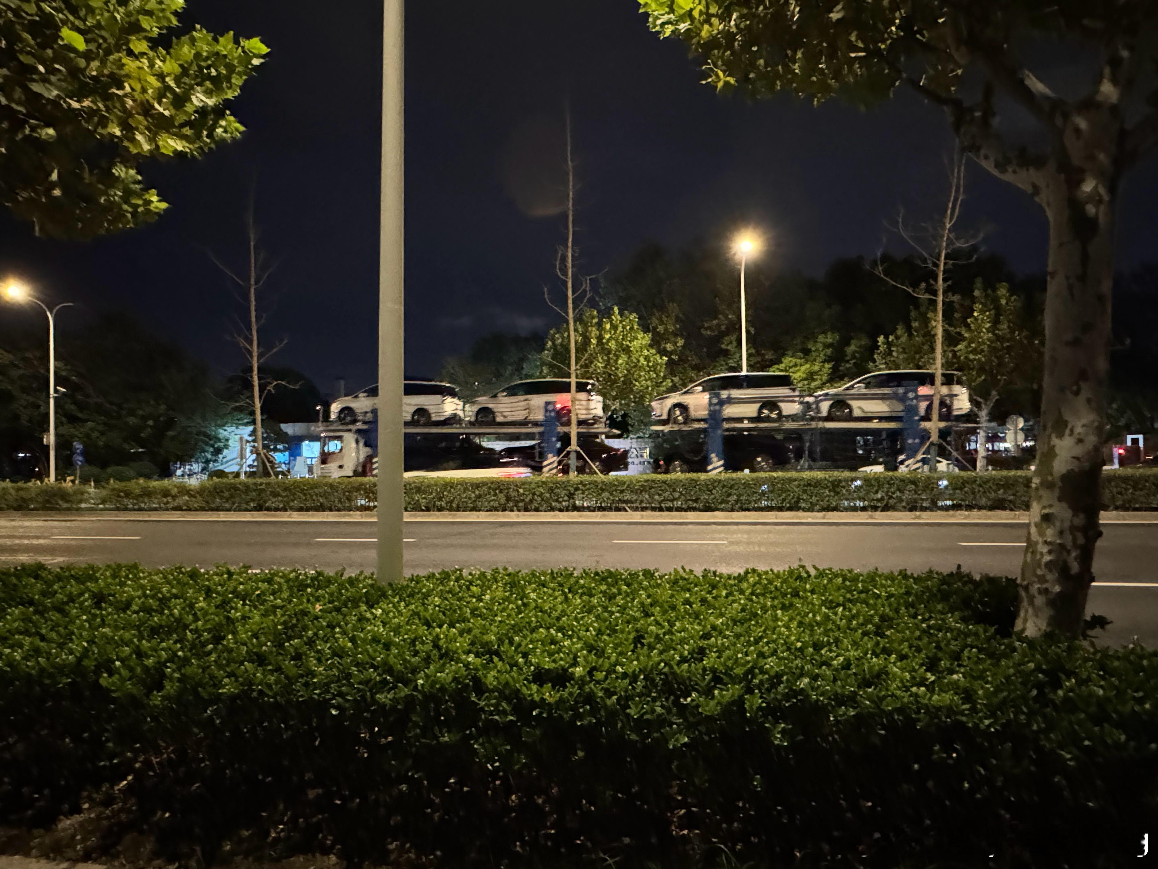 都晚上了，还有刚从工厂物流仓库发出的运输车，后面的仓库门口还有车队在排队发车。流