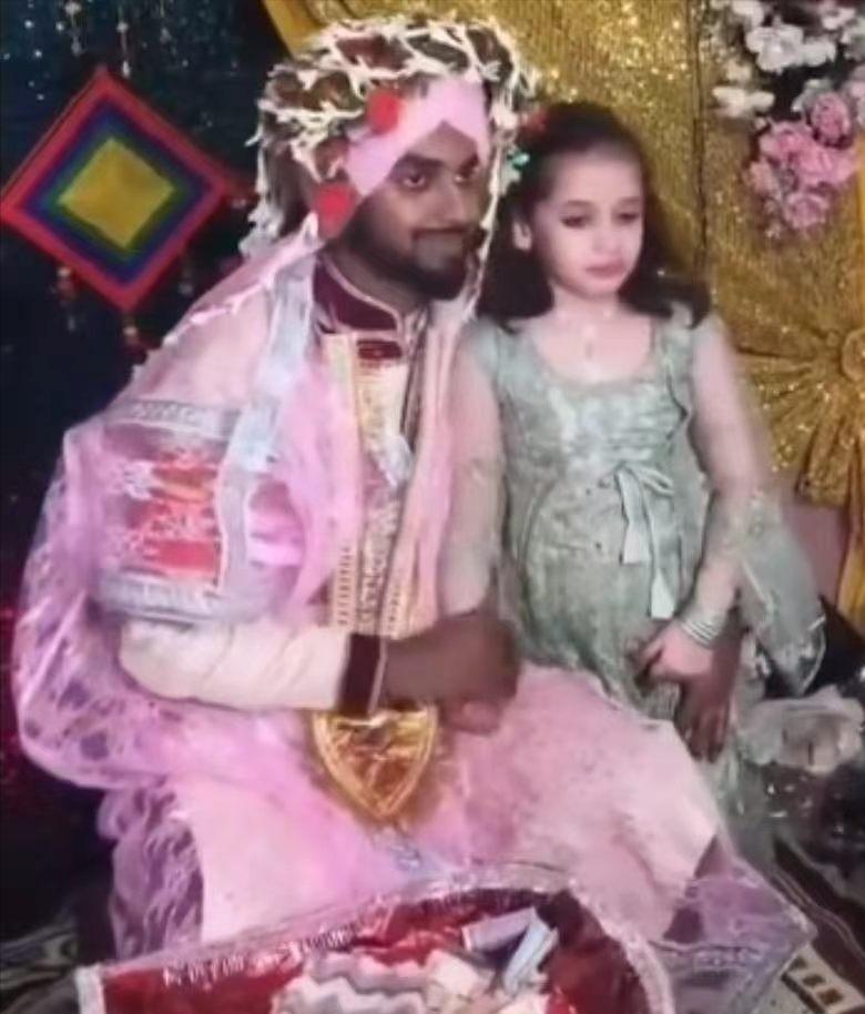 凌晨的拉贾斯坦邦村庄里，一场极其隐秘的婚礼正在匆忙进行。红色的纱丽下，盖着的不是