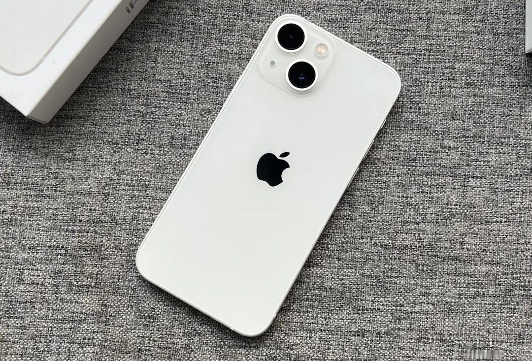 续航真的是小屏旗舰的一个噩梦啊！想当年的iPhone 13 mini，要不是续航