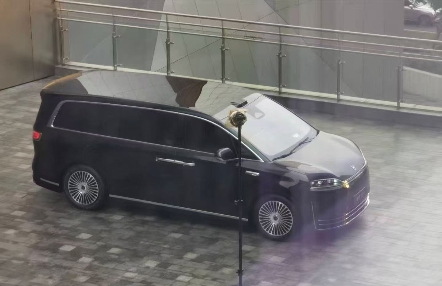 得，智界V9应该是拍TVC的时候被路人拍到了......外观基本出来，我觉得轮毂