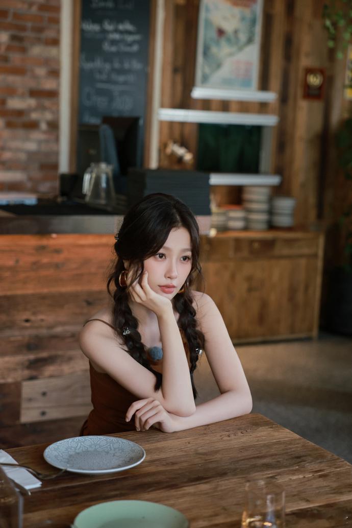 虞书欣撩拨这俩字应该足字旁 《双轨》这段暧昧戏太绝了！姜暮桌下小脚轻蹭的小动作，