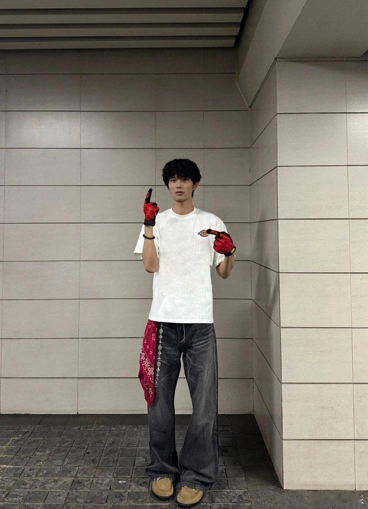 我今天选了T恤，Dickies的正版。材质是长绒棉，厚度合适，透气也好。LOGO