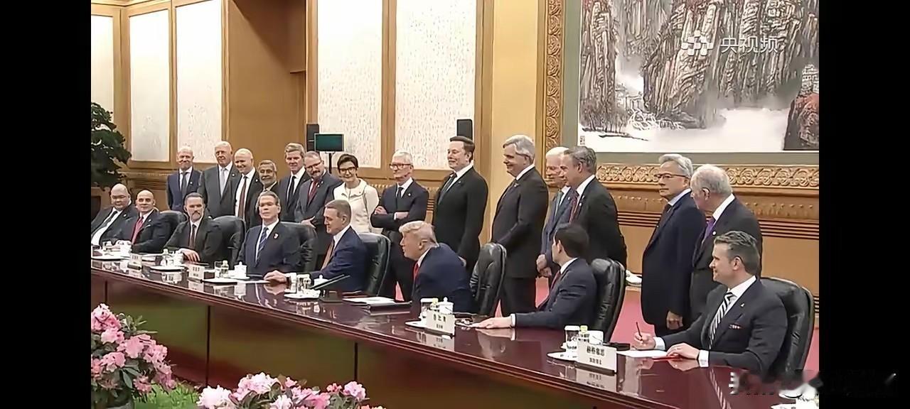 再有钱的大佬也要给政治家站台，做背景？
所以特朗普拼了命也要再次入住白宫！
以前