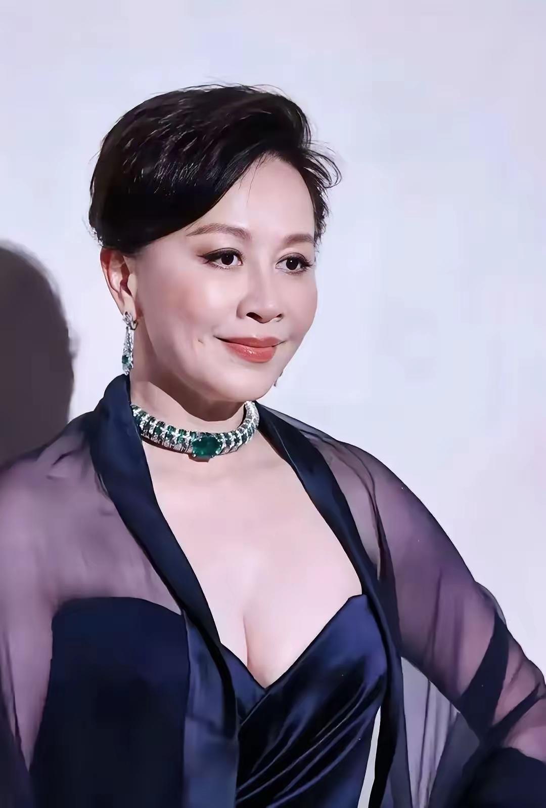 刘嘉玲的现状，
给所有人提了醒，
那就是你可以只结婚，不生小孩，但你得找一个真心