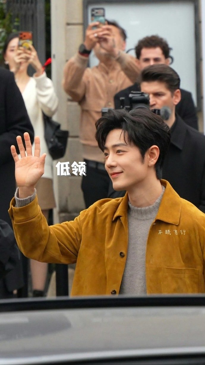 肖战热到一直擦汗 肖战热到一直擦汗，场内是有多热啊~ 