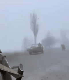 俄军大部队挺进红军城！俄军皮卡和摩托队从红军城南部进入，沿途可见大量被摧毁的乌军