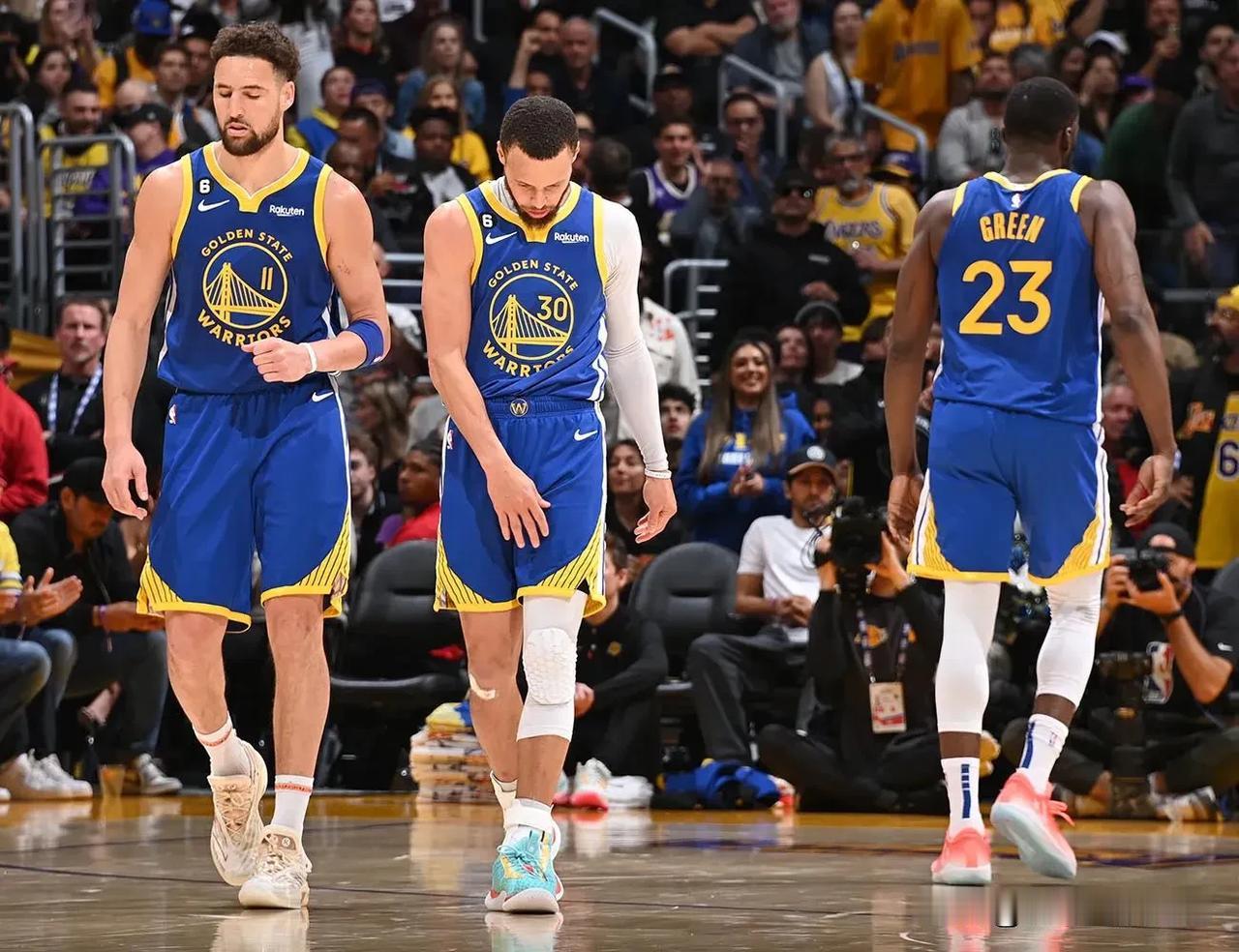 勇士队有一条路径可以获得 8 号种子：“本周如果国王队输掉两场比赛，或者鹈鹕队或